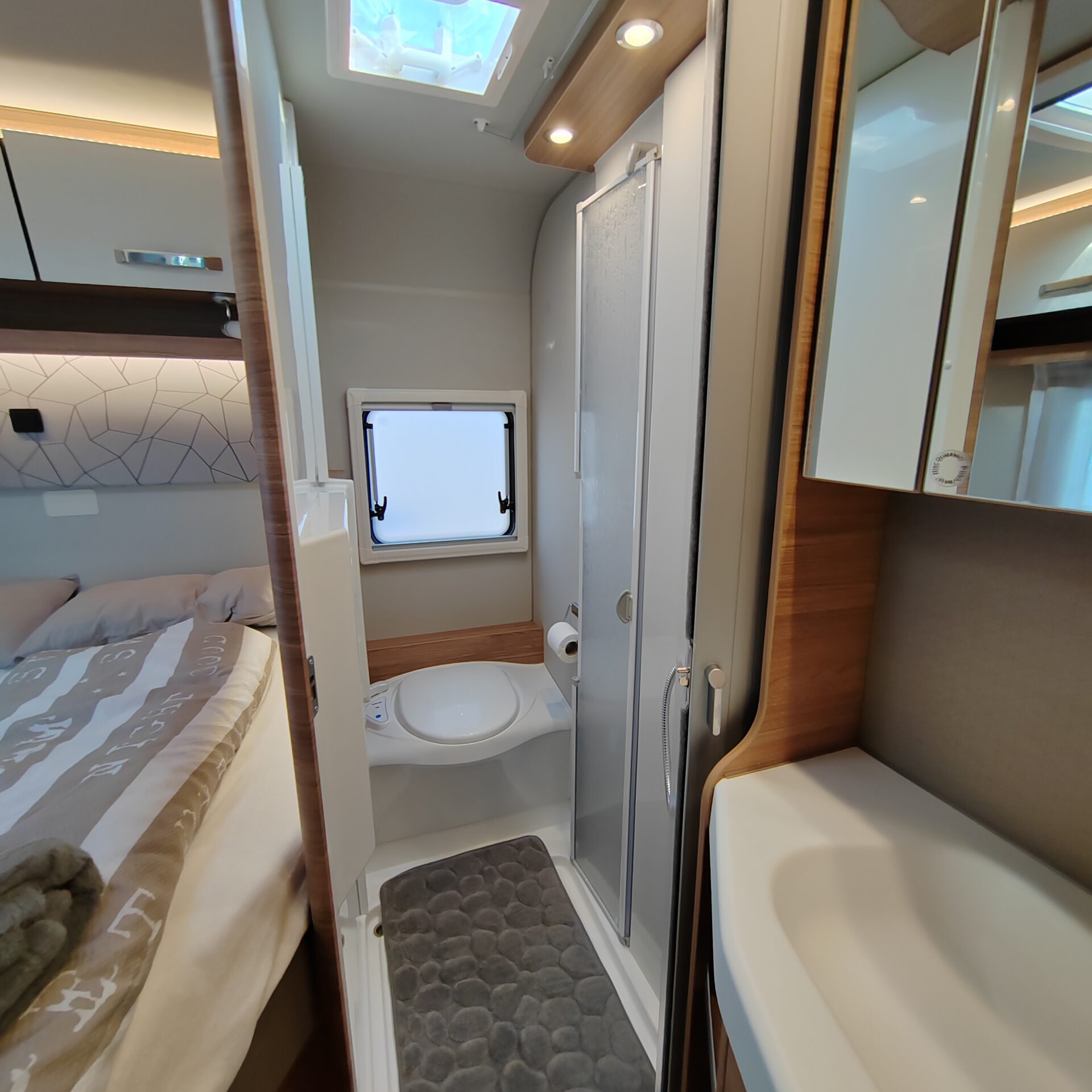 Bad Dusche und Toilette KOmbiraum mit fester Türe