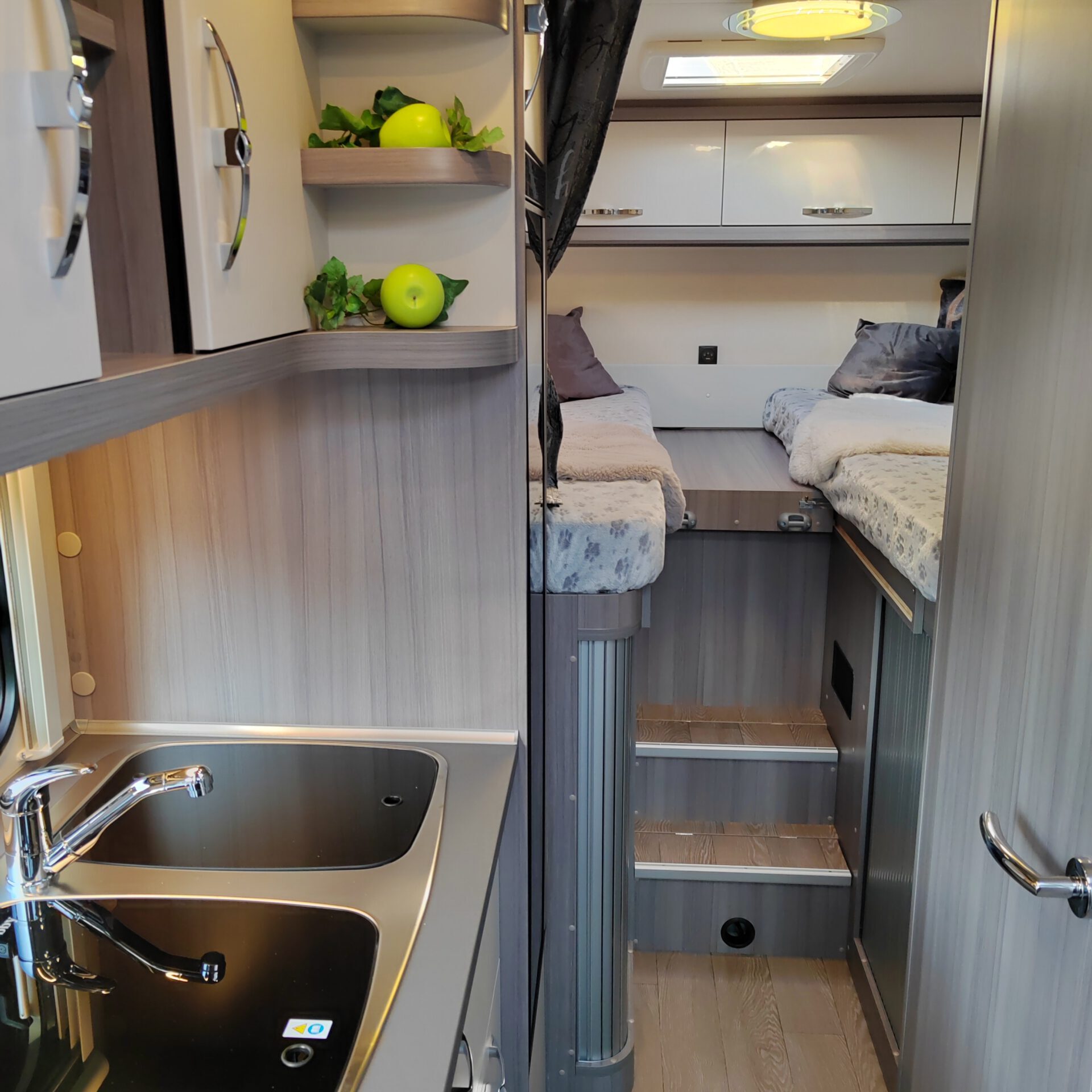 Innenansicht Dog-Camper Hobby 1